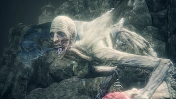 Primera y única aparición de Bloodborne, uno de los juegos más especiales de From Software. Este enemigo es el jefe final de la expansión Old Hunters y si su puesta en escena es realmente aterradora, luchar contra él lo es todavía más. Sus ataques son potencialmente mortales y es muy complicado predecir sus movimientos y mantenerlo a raya.