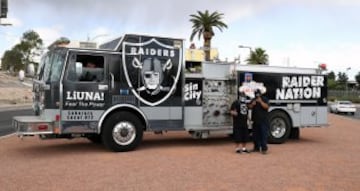 Fans de los Raiders festejan el pase del equipo a Las Vegas.