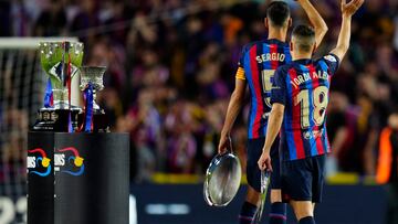 BARCELONA, 28/05/2023.- Los jugadores del FC Barcelona, Jordi Alba (d) y Sergi Busquets, durante el homenaje que han recibido en su último encuentro con el equipo blaugrana en el Camp Nou a la finalización del encuentro correspondiente a la jornada 37 de Primera División que han disputado hoy domingo frente al Mallorca. EFE / Enric Fontcuberta.
