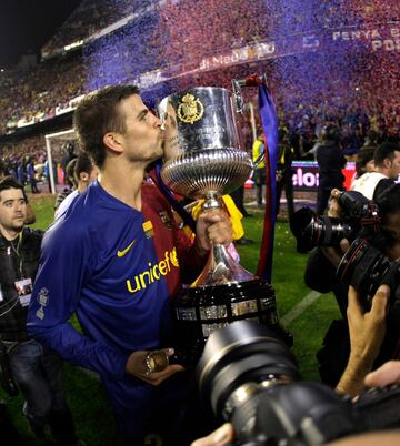 Gerard Piqué con la Copa del Rey que gana en 2009 el Fc Barcelona al Athletic de Bilbao.