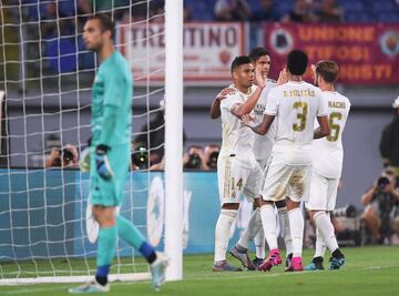 1-2. Casemiro celebró el segundo gol.