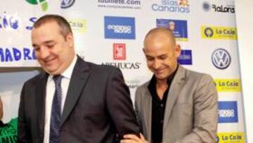 <b>SONRISAS PARA UNA NUEVA ETAPA. </b>Miguel Ángel Ramírez, Paco Jémez y su ayudante, Rafael Reyes, ayer, después de la presentación.
