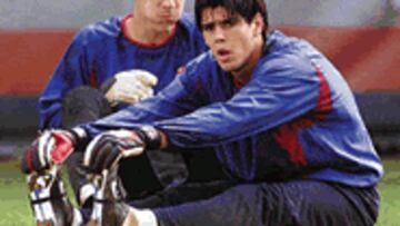 <b>JUVENTUD</b>. A Víctor Valdés le marcan su calidad y la polémica.