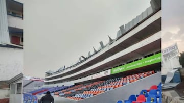 Estadio Sergio León Chávez, en 2021, con el techo derrumbado