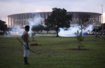 Los pueblos nativos de diferentes tribus de Brasil protestaron contra la política indígena del gobierno y de los costes de la Copa del Mundo de 2014. Los cuerpos de seguridad lanzaron gases lacrimógenos para evitar que los manifestantes se acercaran al estadio Mane Garrincha de Brasilia donde se exhibía la Copa del Mundo. 