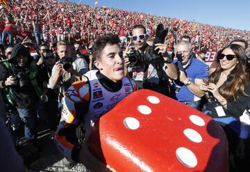 El piloto español Marc Marquez (Repsol Honda) celebra el campeonato del mundo por cuarta vez en la categoría MotoGP tras entrar tercero en el circuito Ricardo Tormo de Cheste