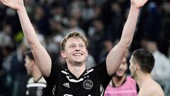 Frenkie de Jong celebra la victoria contra la Juventus. 