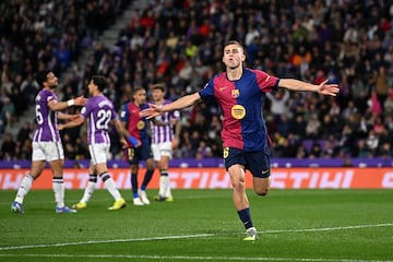 El partido comenz¨® con sorpresa, ya que Iv¨¢n S¨¢nchez adelant¨® al Valladolid en el minuto 6, poniendo en aprietos al Bar?a. Sin embargo, el equipo dirigido por Hansi Flick reaccion¨® en la segunda mitad. Raphinha igual¨® el marcador en el minuto 54, y poco despu¨¦s, Ferm¨ªn L¨®pez anot¨® el gol de la victoria en el minuto 60.
El Valladolid, ya descendido a Segunda Divisi¨®n, jug¨® con orgullo y complic¨® al l¨ªder de LaLiga. Adem¨¢s, el partido estuvo marcado por protestas de los aficionados locales contra la gesti¨®n del club.
El Bar?a, con esta victoria, mantuvo su ventaja de 4 puntos en la clasificaci¨®n y se acerc¨® a¨²n m¨¢s al t¨ªtulo.