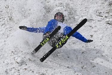 El esquí acrobático, especialmente la vertiente aérea, es una disciplina tan espectacular como arriesgada, algo que
acredita esta imagen, en la que el ucraniano Maksym Kuznietsov sufre un accidente al aterrizar de un brinco durante la clasificación masculina para la Copa del Mundo de esta modaliad, en la localidad italiana de Livigno.