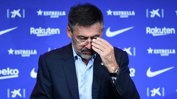 (FILES) In this file photo taken on August 19, 2020 Barcelona's president Josep Maria Bartomeu attends the official presentation of new Dutch coach Ronald Koeman at the Camp Nou stadium in Barcelona on August 19, 2020. - Police raided the offices of
