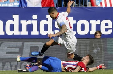 Saúl recupera un balón ante Vitolo.