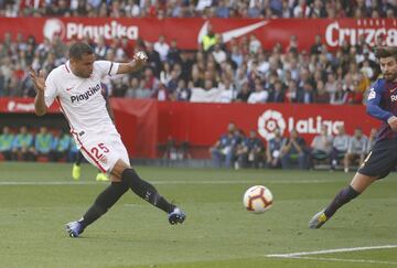 El jugador del Sevilla, Mercado, marca el 2-1 al Barcelona. 