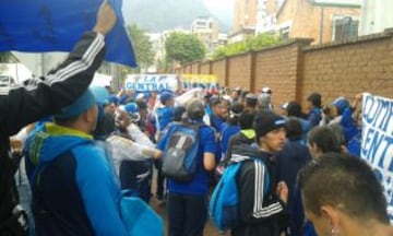 Grupo de hinchas protesta en la asamblea de Millonarios