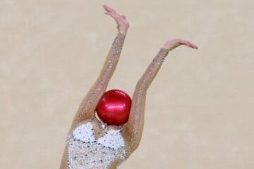 Curiosa imagen tomada en el momento exacto de la coreana Yeon Jae Son durante la final de gimnasia r¨ªtmica de los Juegos Ol¨ªmpicos de Rio 2016.