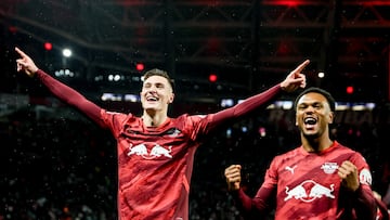 Sesko y Openda celebran el primer gol al Eintracht.