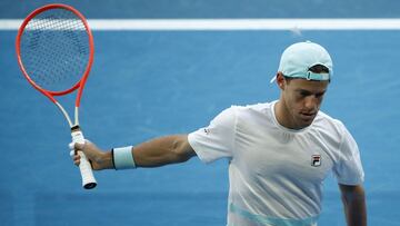 Diego Schwartzman se lamenta durante su partido ante Aslan Karatsev en tercera ronda del Open de Australia.