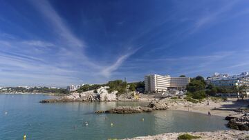 Pequeña cala de arena situada en una zona urbana de Cap Salou. Sus aguas tranquilas y cristalinas permiten ver el fondo marino. De hecho, se trata de uno de los mejores lugares de Costa Daurada para la práctica del snorkel .