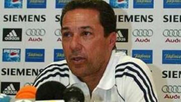 <b>LUXA VS RIJKAARD.</B> Duelo de banquillos en el clásico del fútbol nacional.