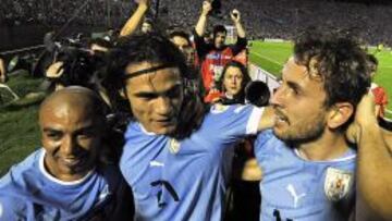 Los uruguayos Arevalo Rios, Cavani y Stuani celebran la victoria de su selecci&oacute;n ane Colomiba