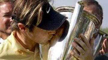 <b>INAUGURÓ SU PALMARÉS. </b>Trevor Immelman besa el trofeo tras ganar el Cialis Western Open.
