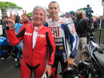 Jorge Lorenzo junto al 12+1 veces campeón del mundo de motociclismo, Ángel Nieto. 