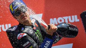 El podio más serio de Maverick.