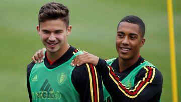 Dendoncker (izquierda), junto a Tielemans en la selecci&oacute;n belga. 