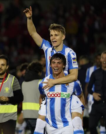 Martin Odegaard y Robin Le Normand celebraron el pase a la final de la Copa del Rey.