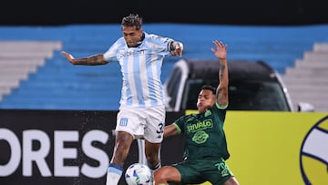 AMDEP5295. AVELLANEDA (ARGENTINA), 10/04/2025.- Agustín Almendra (i) de Racing disputa un balón con Frank Castañeda de Atlético Bucaramanga este jueves, en un partido de la fase de grupos de la Copa Libertadores entre Racing y Atlético Bucaramanga en el estadio Presidente Perón - El Cilindro en Avellaneda (Argentina). EFE/ Juan Ignacio Roncoroni