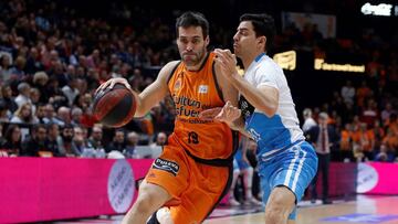 GRAF4739. VALENCIA, 09/02/2019.- El escolta del Monbus Obradoiro David Navarro (d) defiende al alero Fernando San Emeterio, del Valencia Basket, durante el partido de Liga ACB que se disputa esta tarde en la Fuente de San Luis, en Valencia. EFE/Miguel Ángel Polo
