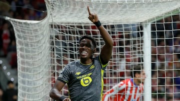 El canadiense atraviesa un momento importante y se convirtió en el primer jugador de la Concacaf en anotarle a estos equipos en UEFA Champions League.