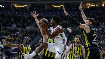 ISTANBUL (Turkey), 06/02/2025.- Marko Guduric (R) of Fenerbahce in action against Andres Feliz (C) of Real Madrid during the Euroleague basketball match between Fenerbahce Beko and Real Madrid in Istanbul, Turkey, 06 February 2025. (Baloncesto, Euroliga, Turquía, Estanbul) EFE/EPA/ERDEM SAHIN