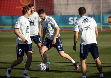 Fabián Ruiz, Diego Llorente y Aymeric Laporte. 
  