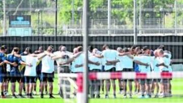 <b>EL REZO DEL VESTUARIO. </b>Los jugadores del Espanyol recuerdan a diario al que fue uno de los jugadores más queridos en los últimos años.