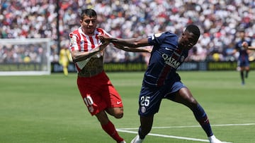 PASADENA, CALIFORNIA - JUNE 15: Angel Correa #10 of Atletico De Madrid battles for possession with Nuno Mendes #25 of Paris Saint-Germain during the FIFA Club World Cup 2025 group B match between Paris Saint-Germain FC and Club Atletico de Madrid at Rose Bowl Stadium on June 15, 2025 in Pasadena, California. Harry How/Getty Images/AFP (Photo by Harry How / GETTY IMAGES NORTH AMERICA / Getty Images via AFP)