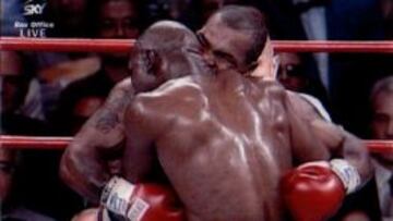 Tyson, mordiendo a Holyfield.