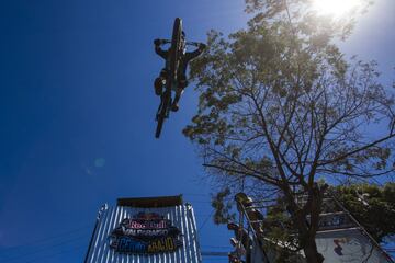 Valparaiso, 11 febrero 2018.
Decimosexta version del Red Bull Valparaiso Cerro Abajo, principal carrera de descenso urbano en Chile, realizada entre calles, escaleras y callejones de la ciudad puerto.
Cristian Rudolffi/Photosport.