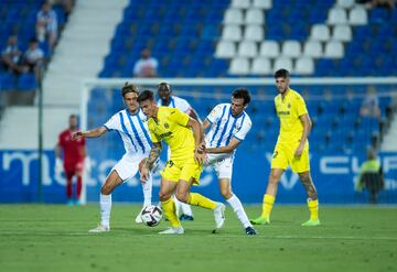 Sergio González trata de frenar a Collado, del Villarreal B, con la ayuda de Rubén Pardo. 
  