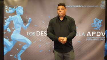 El exfutbolista y presidente del Real Valladolid, Ronaldo Luís Nazário, posa durante un desayuno informativo con la prensa deportiva de Valladolid, en la Real Sociedad Hípica.