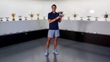 Nadal lleva el trofeo de Roland Garros a su Academy
