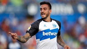 Joselu, jugador del Alavés celebrando un gol