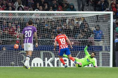 Por el centro, Julián igualó el marcador.