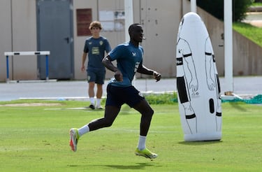 El Almera rechaza una oferta por Lopy del Stade Bretois y conversa con el Parma