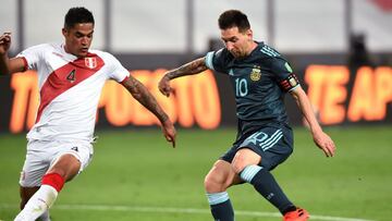 AME9081. LIMA (PER&Uacute;), 17/11/2020.- El jugador Anderson Santamar&iacute;a (i) de Per&uacute; disputa el bal&oacute;n con Lionel Messi de Argentina hoy, en un partido de las Eliminatorias Sudamericanas para el Mundial de Catar entre las selecciones d