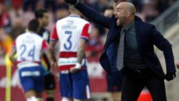 Paco, dando instrucciones en Los Cármenes.