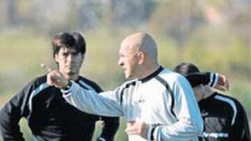 <b>MAREJADILLA. </b>Luis César hablav a sus jugadores en el entrenamiento de ayer.