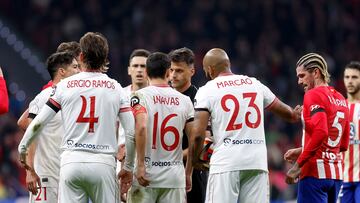 Los futbolistas del Sevilla protestan contra Gil Manzano en el Metropolitano.