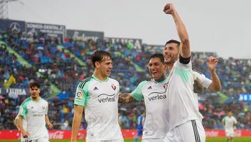 Chimy Ávila celebra su gol con David García y Pablo Ibáñez.