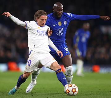 Lukaku disputa un balón con Modric.