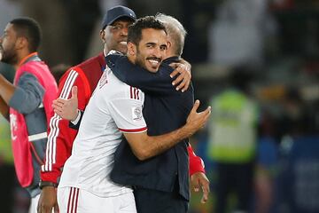 Ali Mabkhout celebrando el gol 0-2 con  Alberto Zaccheroni entrenador de los EAU